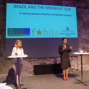 An evening organized by the Brazilian Chamber of Commerce in Sweden, in cooperation with the Ministry for Foreign Affairs and f*hits. The event was part of the fashion exchange project ?Brazil and the Midnight Sun? and was opened by Elisa Sohlman, Brazilcham CEO, and HE Per-Arne Hjelmborn, the new Swedish Ambassador to Brazil. Among many special guests from Brazil were Alice Ferraz (CEO and Founder of F*hits), Daniela Falcão (Editor in Chief of Vogue Brazil), Cris Tamer (Blogger), Joana Ferreira (Commercial Director of multi brand store Magrella) and Raquell Guimarães Duarte (Founder of Doisélles). From Sweden we had Cia Jansson (Creative director and deputy publisher of ELLE magazine in Sweden), Pingis Hadenius (Blogger and journalist), Mette Tavell (Founder and designer of the brand ?Cheeky Monkey?), Nathalie Ahlgren (Blogger and model), under the moderation of Felicia Sobocki (CEO and co-founder of the Jewellery brand ?Frogpearl?). During the month of August, twelve Brazilian brands were presented at one of the most popular fashion boutiques in the country, ?Stockholm Market?. The innovative project promises to open the doors of the Swedish market to the Brazilian brands and provide the exchange of values between the two countries in fashion, lifestyle and beauty.